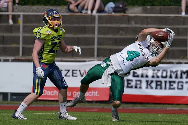 Katerstimmung bei den Bulldogs: Im Top-Spiel in Essen unterlagen die Bielefelder und verspielten damit die Titelchance. Für den ersten Touch-Down der Bielefelder sorgte im zweiten Quarter Felix Bissenbach (r.). - © Peter Unger