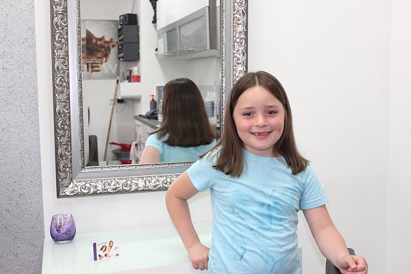 Geben macht glücklich: Mit ihrem neuen Haarschnitt ist Johanna sehr zufrieden. Doch die Siebenjährige will ihre Haare erneut lang wachsen lassen, um wieder spenden zu können. - © Anna-Lena Ryczek