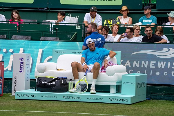 Statt auf einer schnöden Holzbank nehmen Jan-Lennard Struff und die anderen Tennisspieler bei den Terra Wortmann Open in diesem Jahr auf einen Sofa von Westwing Platz. - © Valentin Diehl