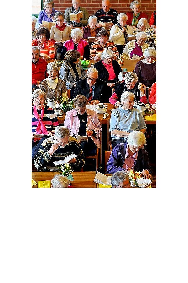 Gut 180 Teilnehmer (oben) hatte das Frühlingsfest der aktiven Senioreninitiative, die in diesem Jahr 25-jähriges Jubiläum feiert. Willi Fleddermann (unten) sorgte in bewährter Weise für die musikalische Unterhaltung und Sprecherin Waltraud Fidorra teilte Neuigkeiten mit. - © FOTO: KARL-HENDRIK TITTEL