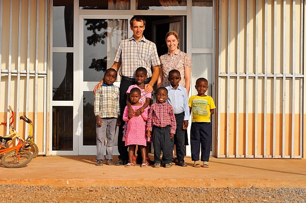Ein neues Zuhause: Die Heimleiter Willi und Jennifer Petker aus Hüllhorst haben mit einigen Waisenkindern das Heim bezogen. - © Baptisten Brüdergemeinde