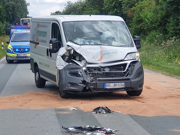 Beim zweiten Unfall fuhr ein Kleintranporter auf ein abbiegendes Lkw-Gespann auf. - © Privat