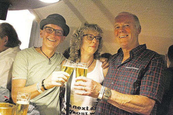 Jürgen und Silke Hippe genossen zusammen mit Willi Spieker das abwechslungsreiche Angebot des Blüten-Festivals. - © Patricia Speith