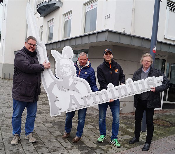 Ehrenhauptfeldwebel der Reserve Markus Böhner (v. l.), Hauptmann Heiner Thöne, Feldwebel Wolfgang Bannenberg (W2-Werbung) und Apotheker Reinhold Romswinkel. - © BSV