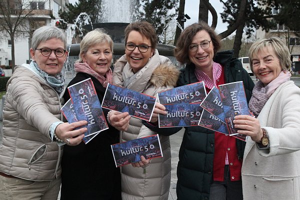Der Arbeitskreis Kultur 5.0 mit Petra Prochnow, Beate Henke, Gabi Kopp, Angela Lüling und Marie-Luise Kleinehollenhorst (v.l.) stellt das neue Programm vor. - © Klaus Frensing
