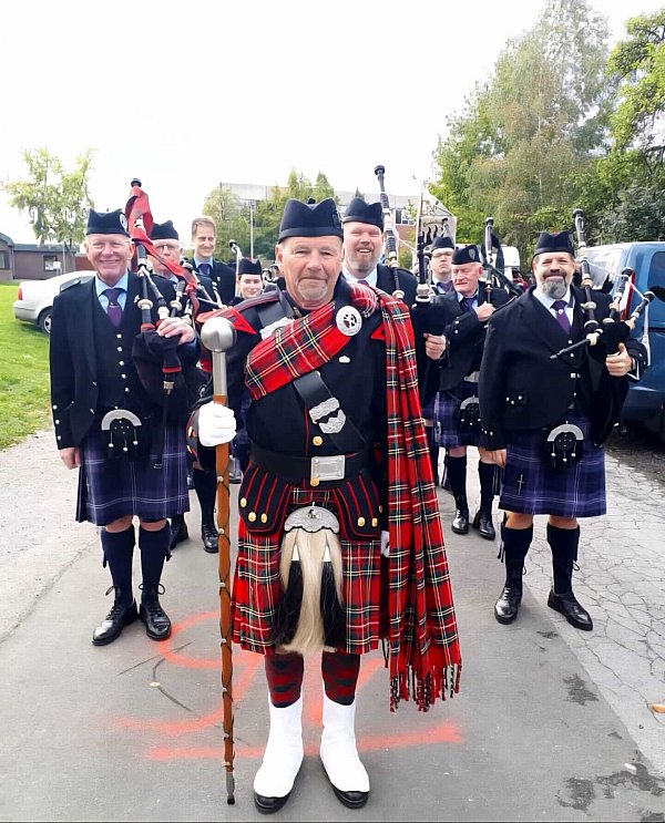 Der Drum Major Bob Harper unterstützt die Band bei Auftritten und sorgt für den geordneten Ablauf. - © Pride of Scotland
