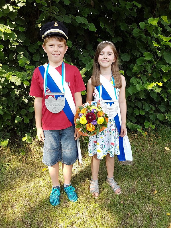Kinderkönigspaar: Beste Schützen an der Armbrust waren Arne Mantel und Emma Floren. - © Schützenverein Calenberg