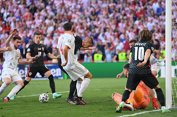 Der Kroate Mislav Orsic (2.v.l) verkürzte aus dem Gewühl auf 2:3. - © Stuart Franklin/Pool Getty/AP/dpa