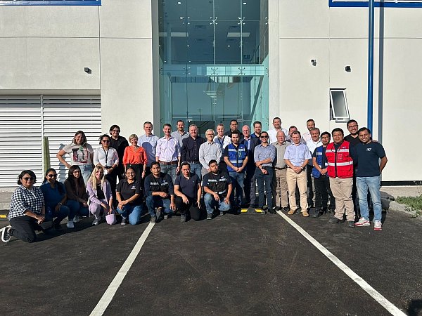 Das Foto zeigt das Team der Optibelt-Production Mexiko mit der Geschäftsführung und geladenen Gästen. - © Arntz-Optibelt-Gruppe