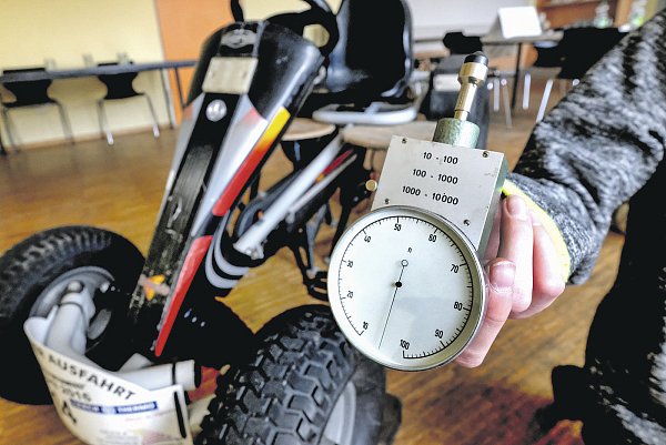 Technik: Der Drehzahlmesser wurde für Maurice zum unverzichtbaren Helfer, während er an Motor und Getriebe arbeitete. - © Andreas Frücht