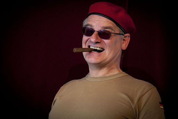 Ausbilder Schmidt wird am zweiten Abend der Warburger Kabarettnacht 2026 auftreten. - © Manfred Wegner