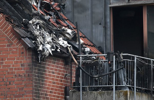 Der Absturz löste einen Brand aus. - © AFP