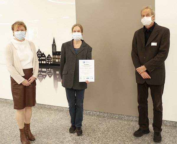 Christiane Nübel (v.l.) vom St. Johannisstift sowie Ricarda Diller und Andreas Kutta vom Brüderkrankenhaus betonen die enge  Zusammenarbeit. - © Brüderkrankenhaus