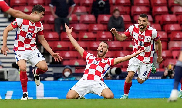 Vlasic (M) feiert seinen Treffer mit Mannschaftskameraden. - © Petr David Josek/AP Pool/dpa