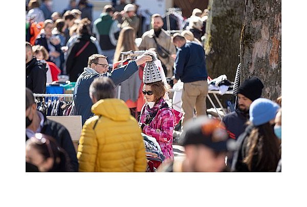 Der Flohmarkt auf dem Klosterplatz lädt zum Stöbern ein. - © Oliver Krato