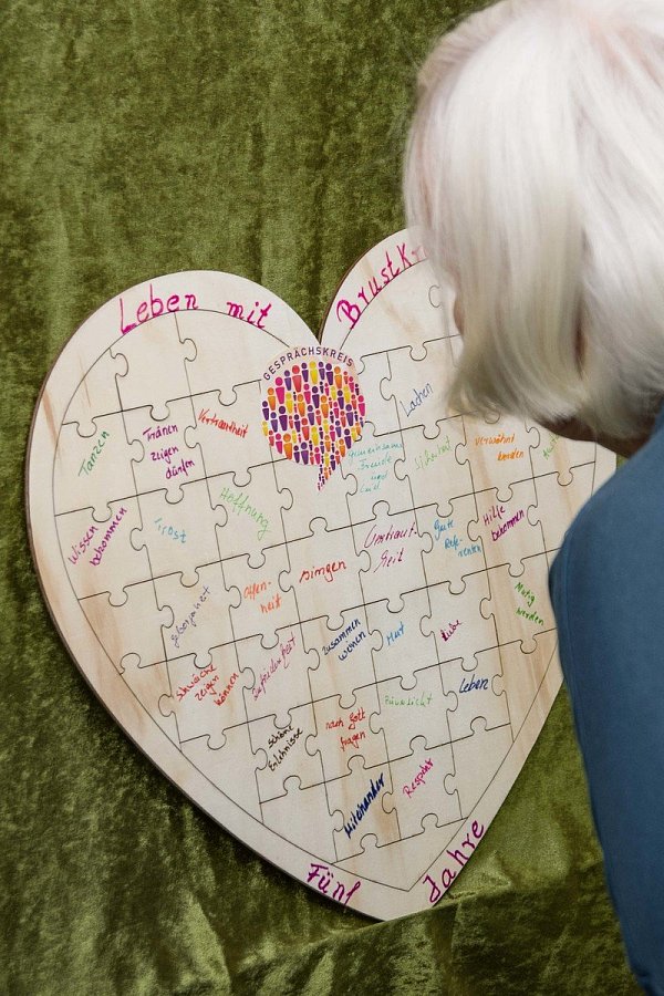 Trost, Geborgenheit, Lachen: Zum fünfjährigen Bestehen haben die Frauen auf dieses Herz geschrieben, was ihnen der Gesprächskreis bedeutet. - © Cornelia Müller