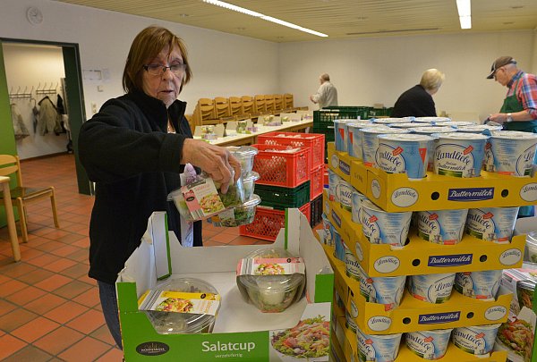 Gerecht: Gisela Hill verteilt die im Zentrallager nach Personenzahl berechnete Lieferung. - © Jens Dünhölter
