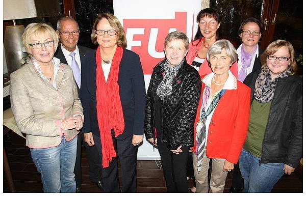(vorn, v. l.) Maria Beckmann-Junge aus Bad Wünnenberg, ihre drei Stellvertreterinnen Elisabeth Beierle-Rolf aus Paderborn, Birgit Rebbe-Schulte aus Lichtenau, Hannegret Schmeken aus Paderborn und die neue Schriftführerin Maria Strunz aus Delbrück. Der Kreisvorsitzende Karl-Heinz Wange, die Bezirksvorsitzende OWL Birgit Tornau und Referentin Ina Scharrenbach, MdL und stellvertretende Landesvorsitzende, gratulierten (hinten, v. l.). - © FOTO: REGINA BRUCKSCH