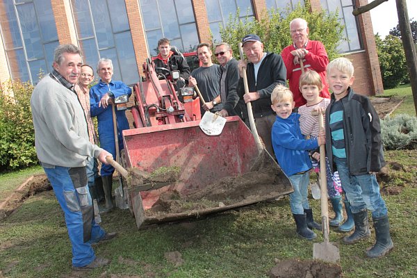 Die Mitglieder des Obst- und Gartenbauvereins setzen die Idee eines Bibelgartens an der Pauluskirche in die Tat um. Ganz vorne mit dabei sind Toni (v.l.), Pauline und Joos. FOTO: ALEXANDRA WILKEMit Bagger und Schaufel: Die Mitglieder des Obst- und Gartenbauvereins setzen die Idee eines Bibelgartens an der Pauluskirche in die Tat um. Ganz vorne mit dabei sind Toni (v.l.), Pauline und Joos. FOTO: ALEXANDRA WILKE - © alexandra wilke
