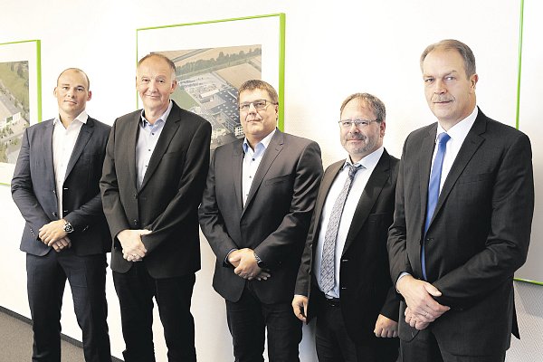 Mehrere leitende Mitarbeiter wurden mit den umfassenden Vollmachten einer Prokura ausgestattet. Peter Herrmann (Leiter Supply Chain Management, v. l.), Peter Böhmer (Leiter operativer Vertrieb), Stefan Reuter (Leiter technischer Vertrieb), Thomas Rainer (Entwicklungsleiter Hegla boraident) und Hegla-Geschäftsführer Bernhard Hötger. - © Carsten Koch/Hegla