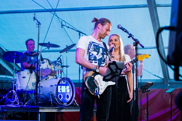 Gitarrist Sören Rodenberg und Sängerin Christina Steinemann von den Emsperlen. - © Joel Beinke
