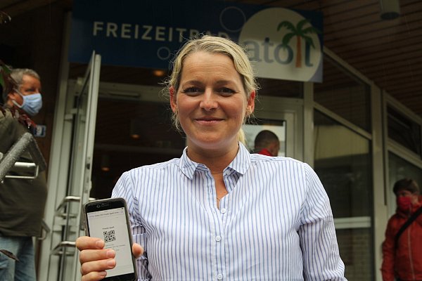 Frauke Quell zeigt, wie man online per QR-Code den Eintritt zu einer festen Zeit buchen kann. - © Klaus Frensing