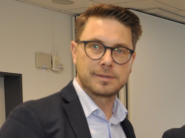Warnt: Weil die Altkleidersammlung kaum noch Geld abwirft, könnte das DRK an anderer Stelle zum Sparen gezwungen sein, so Vorstand Dennis Schwoch. - © DRK-Kreisverband / Rainer Stephan