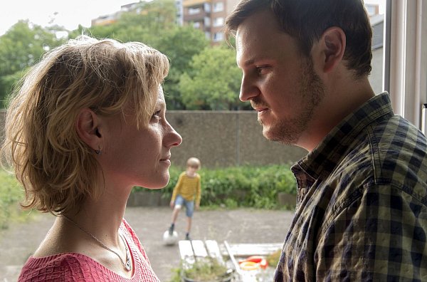 Neues Leben: Die Ex-Ultra Doreen (Lana Cooper) und ihr Sohn haben sich mit Patrick Timmermann (Frederic Linkemann) eine neue Existenz aufgebaut. - © NDR/Christine Schroeder