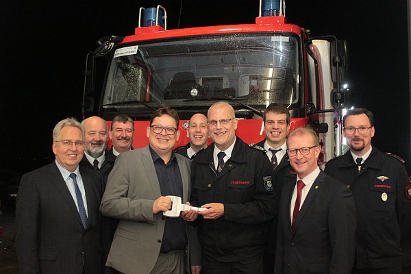 Landrat Jürgen Müller (v. l.), Frank Lipphausen von der Bezirksregierung, Kreisbrandmeister Bernd Kröger, Bundestagsabgeordneter Stefan Schwartze, der stellvertretende Kreisbrandmeister Holger Klann, Engers Feuerwehrchef Michael Rogowski, Westerengers Löschgruppenführer Lars Bockermann, Bürgermeister Thomas Meyer und der stellvertretende Löschgruppenführer in Westerenger Tobias Garczarek bei der Schlüsselübergabe des neuen LF-KatS. - © Alexandra Wilke