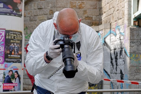Als Tatortfotograf ist der richtige Winkel und die Qualität der Fotos sehr wichtig, um später den Tatablauf weiterhin nachvollziehen zu können. - © Paul Brinkmann