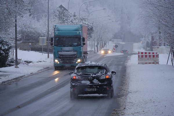 Die Leopoldstaler Ortsdurchfahrt präsentiert sich zwar deutlich winterlich, der Verkehr rollt aber dank geräumter und gestreuter Straßen am Morgen ganz normal. - © Jost Wolf