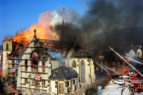 Brand: Aus dem Dachstuhl der Brackweder Bartholomäuskirche schlagen die Flammen. - © Foto: Sonny Ruske