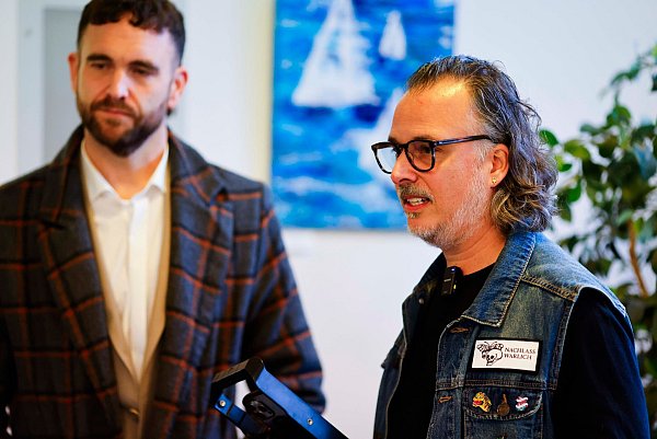 Unternehmer Ole Wittmann (r) und sein Rechtsanwalt Peter Weiler stehen im Landgericht. Der Schutzverband der Spirituosen-Industrie hatte Wittmann verklagt. - © Frank Molter/dpa