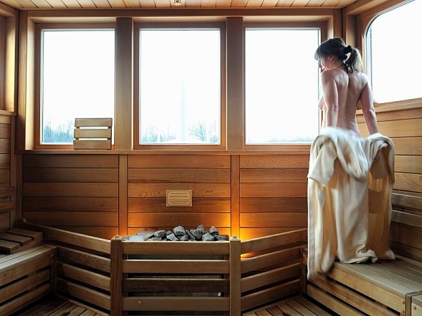 Handys werden in der Sauna auch deshalb kritisch gesehen, weil sie mit Kamerafunktion ausgestattet sind. - © FOTO: DPA