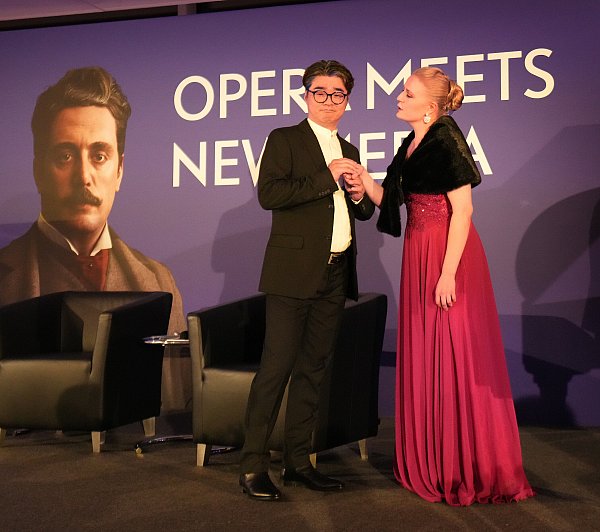 Mit Schmelz und Schmackes: Tenor Ji-Woon Kim und Johanna Nylund begeisterten bei der Ausstellungseröffnung mit Puccini-Arien. - © Andreas Frücht