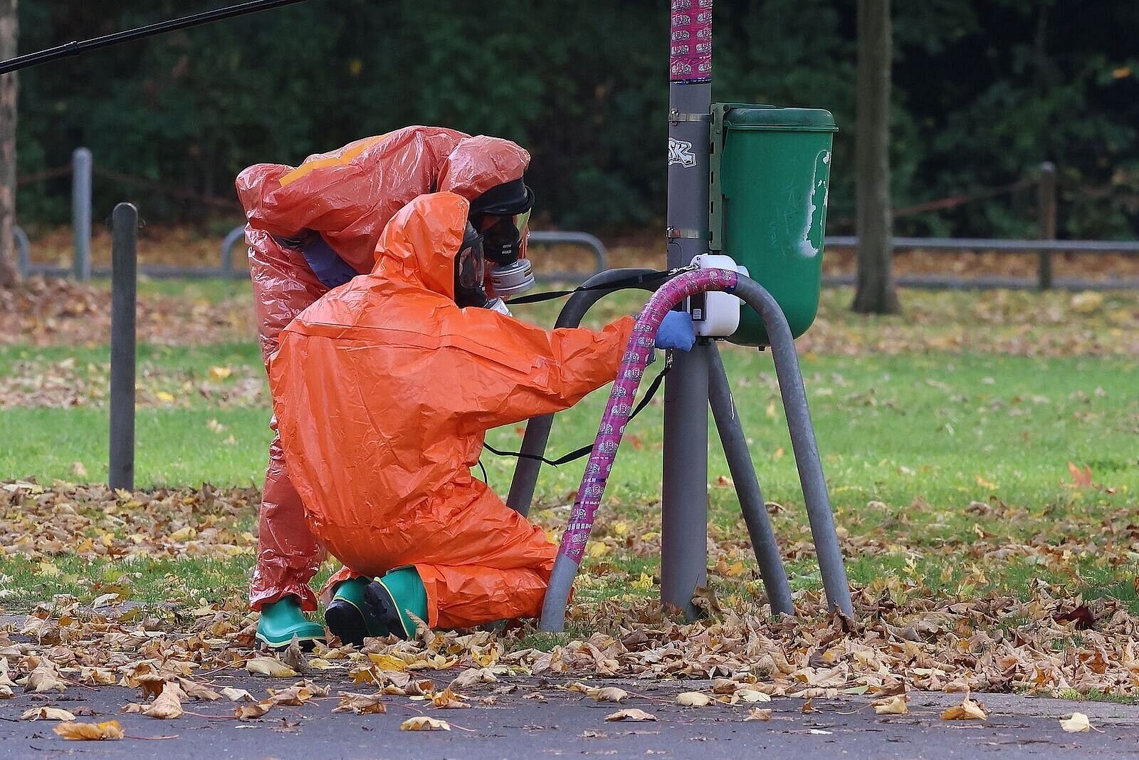 Feuerwehr untersucht Chemie-Gefahr durch Tasche im Müll