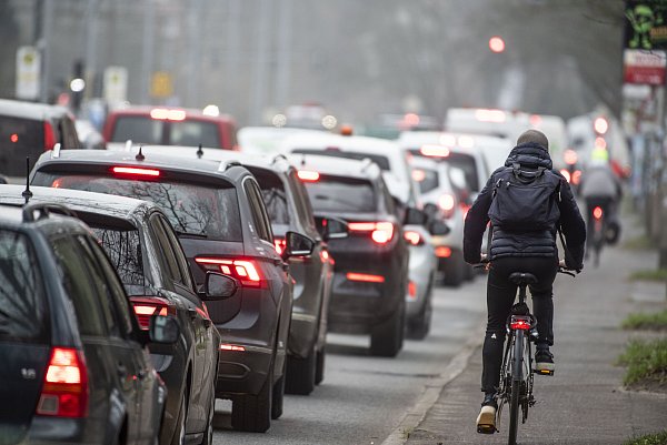 Der täglicher Pendler-Ärger: Wer mit dem Auto zur Arbeit fährt, muss sich oft in Geduld üben. - © picture alliance/dpa/dpa-Zentralbild
