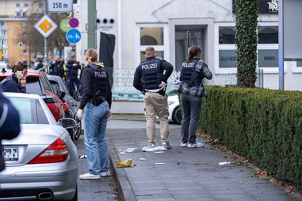 Der Tatort: Auf diesem Gehweg an der Kreuzstraße fielen die Schüsse auf die Angehörigen von Hüseyin A. - © Christian Mathiesen