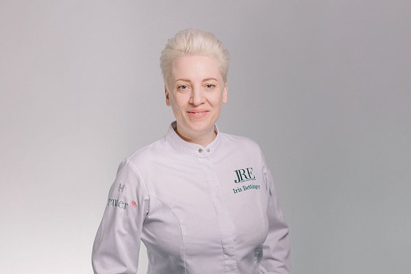 Sterne-Köchin Iris Bettinger vom Reuter im Kreis Gütersloh ist erneut mit zwei roten Hauben vom Restaurantführer Gault-Millau ausgezeichnet worden. - © Fotografin Michaela Klose
