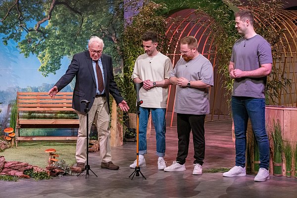 Heinz Schlechtingen (v. l.) präsentiert die Innovation der Paderborner Gründer Phil Janßen, Philipp Battisti und Thorben Engel in der Vox-Show "Die Höhle der Löwen". - © RTL / Bernd-Michael Maurer