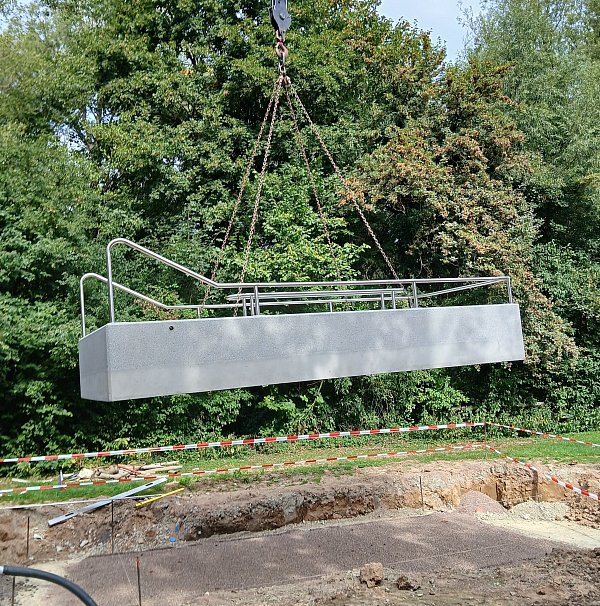 Das Becken wird als Fertigteil geliefert. - © Stadt Beverungen