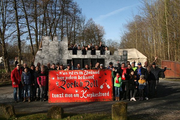 Die Fürstenberger Wagenbauer freuen sich auf den Rosenmontagszug an der Karpke. - © Andreas Götte