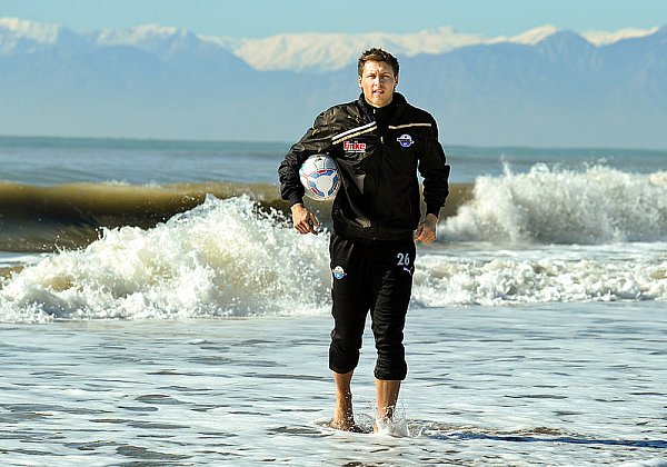 Hier ist der Verteidiger noch im Trainingslager im türkischen Belek am Mittelmeer zu sehen. Ab Sommer wird er an der Elbe Fußball spielen. - © FOTO: CHRISTIAN WEISCHE