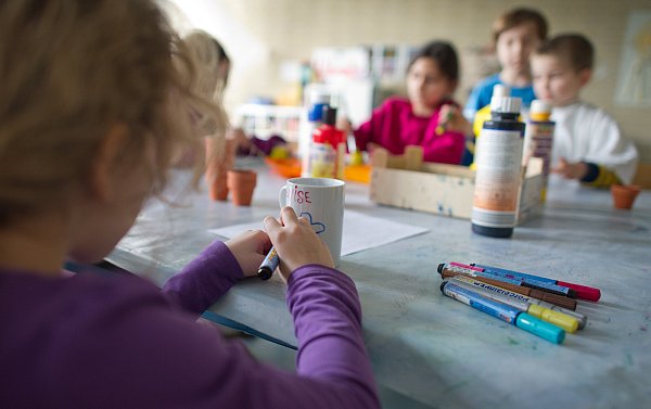 Ob Basteln oder Malen, Kinder haben zahlreiche Möglichkeiten bei der Geburtstagsfeier bei Kunst Klamroth in Bad Lippspringe. - © dpa