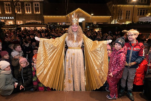Auch 2023 besuchte das Nürnberger Christkind den Markt in Rheda-Wiedenbrück. - © Waltraut Leskovsek