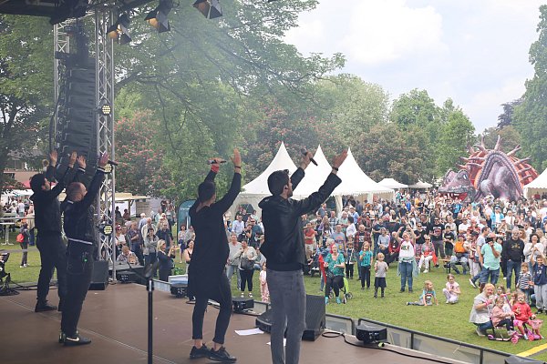 Auf der Bühne ist an allen Tagen etwas geboten. Traditionell sorgen Tribute-Bands für gute Laune. - © Regina Brucksch