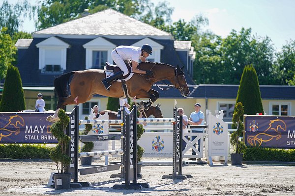 Markus Renzel (Ländl.ZRFV Marl) gewinnt mit Pikeur Lemar den Großen Preis bei den Herforder May Days 2024 am Stall Brinkmann. - © Foto: Yvonne Gottschlich