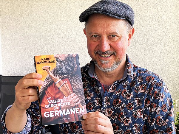 Mit Humor und moderner Geschichtserzählung wendet sich Museumsleiter Karl Banghard in seinem neuen Buch gegen das überkommene und oft missbrauchte Germanenbild.?Foto: Horst Biere - © Horst Biere