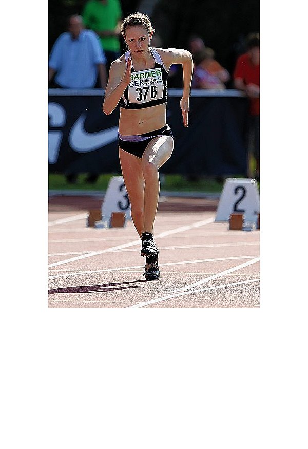 Janina Kölsch, die hier bei den deutschen Juniorenmeisterschaften 2012 in Kandel die 100 Meter in Angriff nimmt, wird künftig das rote Trikot des LC Paderborn tragen. - © FOTO: IMAGO/AXEL KOHRING