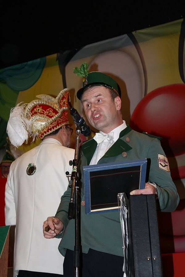 Rücken-Orden: Schützenbruder Bölkenkötter adelt Sitzungspräsident Huneke.